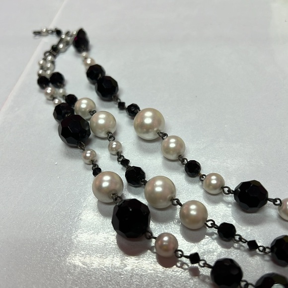 🖤WHITE HOUSE BLACK MARKET PEARL & BLACK 3 STEAND ADJUSTABLE 17” NECKLACE 🖤 - Picture 9 of 14